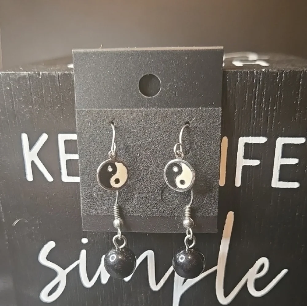 Chic Yin Yang Dangle Earrings in Black and White
